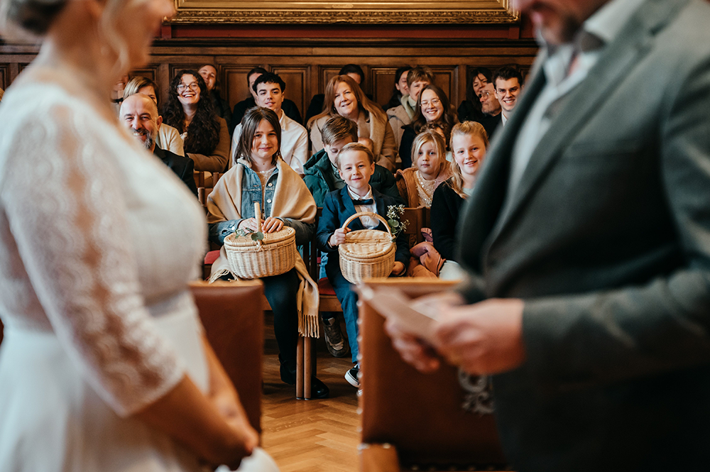 kinderen kijken trots toe tijdens het uitspreken van de geloften van hun ouders-huwelijksfotografie-trouwreportage-byFotografils-IlseWagemakers-Fotograaf gevestigd in Essen