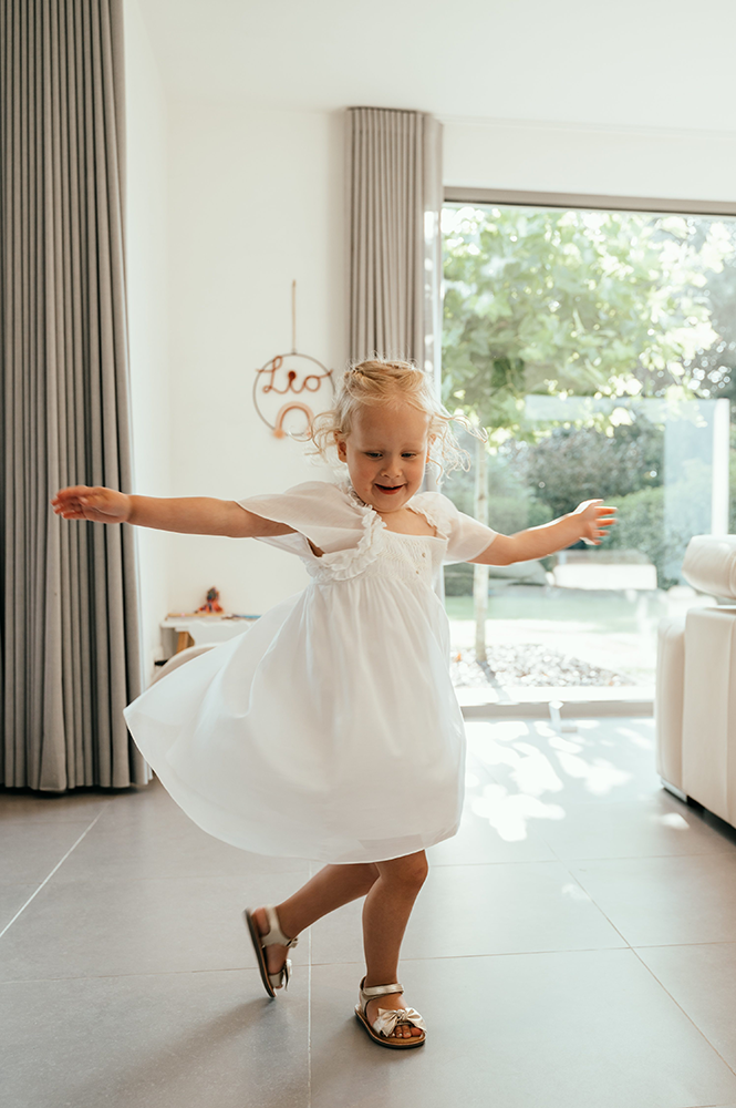 bruidsmeisje zwiert met haar witte jurkje-huwelijksfotografie-trouwreportage-byFotografils-IlseWagemakers-Fotograaf gevestigd in Essen