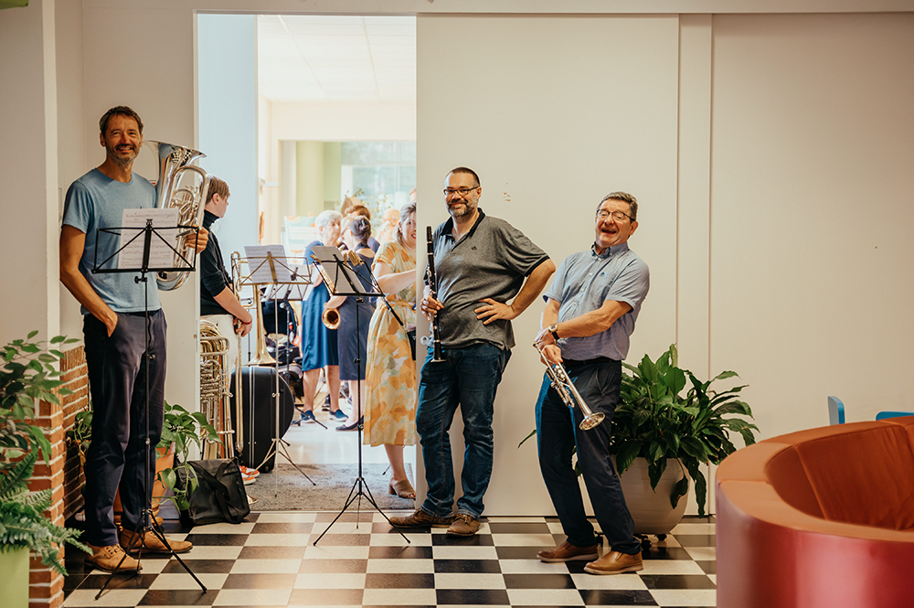 de fanfare staat lachend klaar om op te stellen-huwelijksfotografie-trouwreportage-byFotografils-IlseWagemakers-Fotograaf gevestigd in Essen