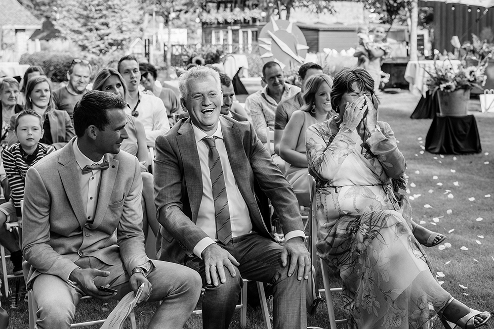 lachende gasten tijdens een huwelijksceremonie-huwelijksfotografie-trouwreportage-byFotografils-IlseWagemakers-Fotograaf gevestigd in Essen