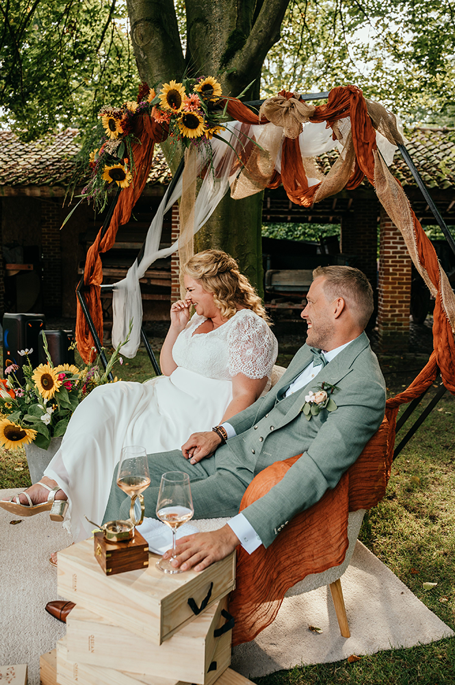 lachend bruidspaar tijdens de huwelijksceremonie-huwelijksfotografie-trouwreportage-byFotografils-IlseWagemakers-Fotograaf gevestigd in Essen