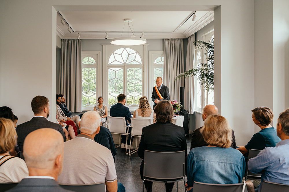sfeerfoto van de ceremonie-huwelijksfotografie-trouwreportage-byFotografils-IlseWagemakers-Fotograaf gevestigd in Essen