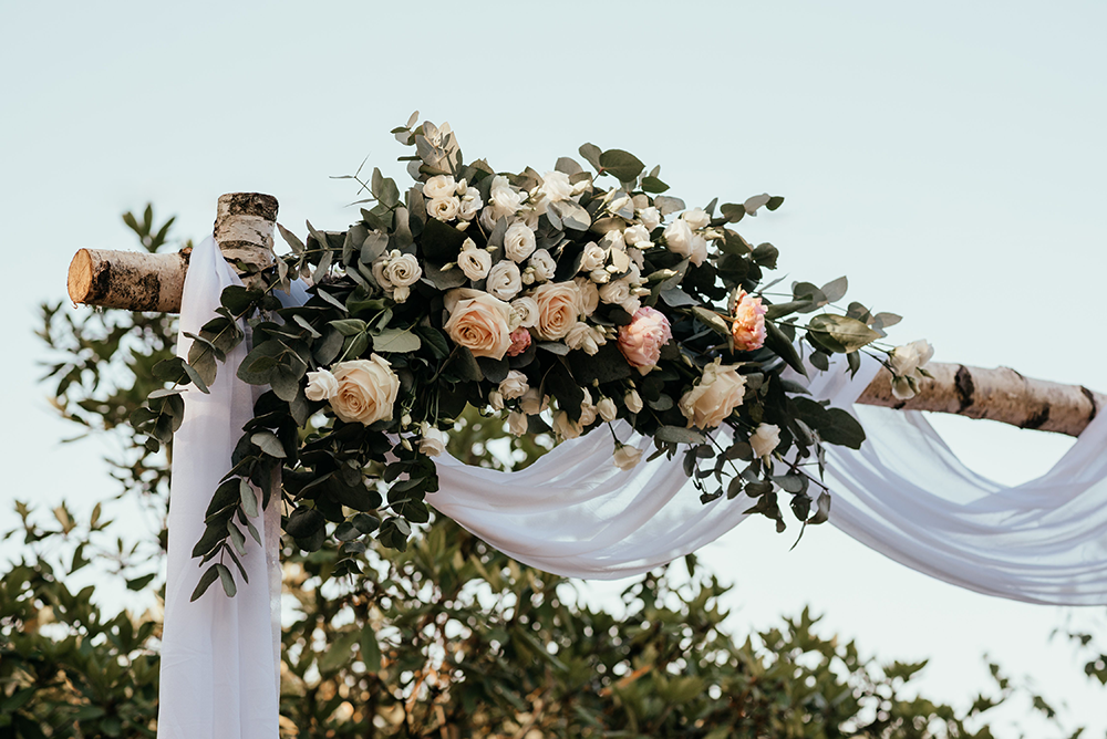 detailfoto van de bloemen op een ceremonieboog-huwelijksfotografie-trouwreportage-byFotografils-IlseWagemakers-Fotograaf gevestigd in Essen