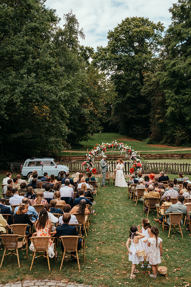 overzichtsfoto van een huwelijksceremonie, buiten bij het Strijboshof te Kalmthout-huwelijksfotografie-trouwreportage-byFotografils-IlseWagemakers-Fotograaf gevestigd in Essen