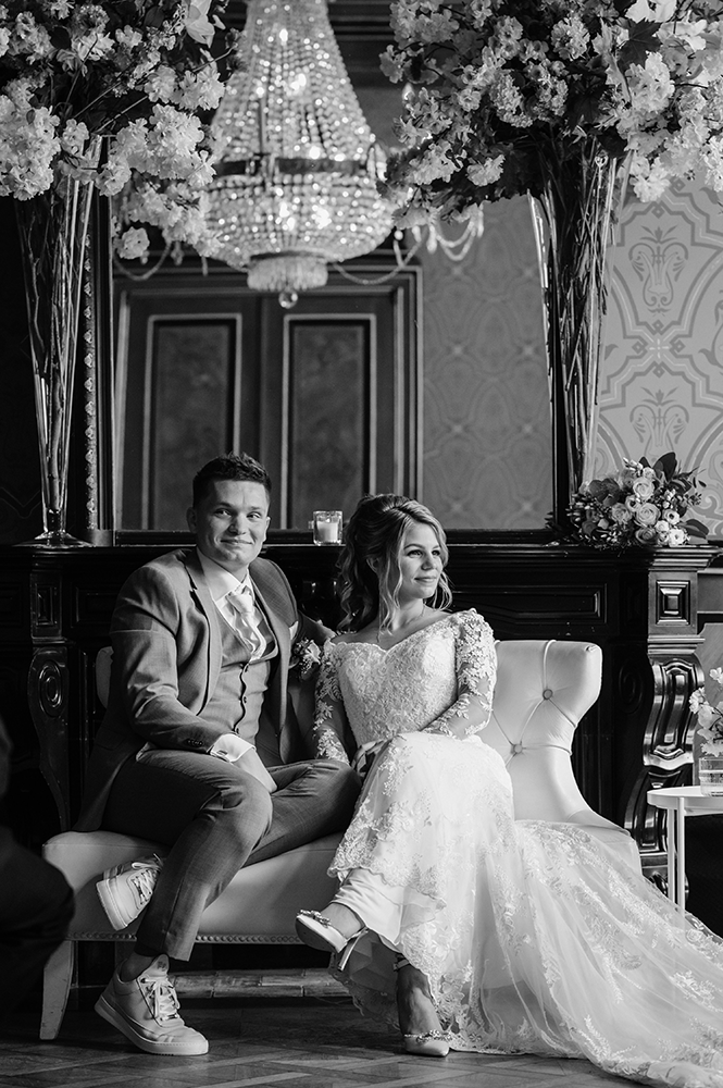 bruid en bruidegom zitten samen te luisteren tijdens ceremonie-huwelijksfotografie-trouwreportage-byFotografils-IlseWagemakers-Fotograaf gevestigd in Essen