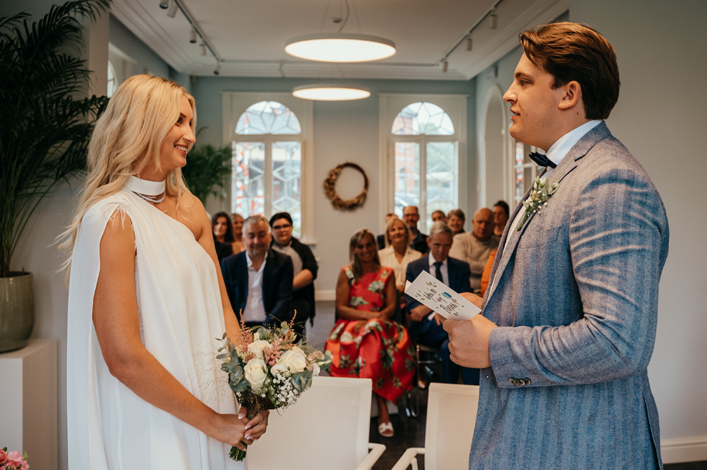 bruidegom spreekt zijn geloften uit tijdens een burgerlijke plechtigheid-huwelijksfotografie-trouwreportage-byFotografils-IlseWagemakers-Fotograaf gevestigd in Essen