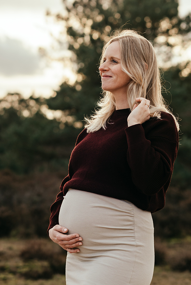 portret van zwangere vrouw bij zacht avondlicht in de Kalmthoutse heide-zwangerschpasreportage-©Fotografils-byIlseWagemakers-fotograaf-based in Essen, Antwerp, Belgium