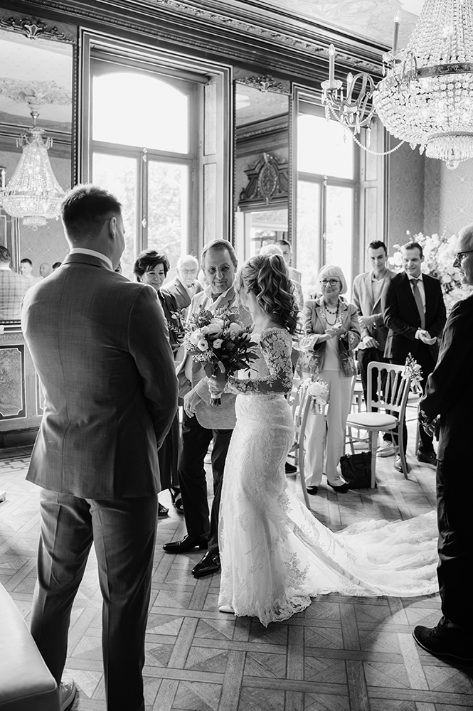 vader komt aan met zijn dochter bij het begin van de huwelijksceremonie-huwelijksfotografie-trouwreportage-byFotografils-IlseWagemakers-Fotograaf gevestigd in Essen