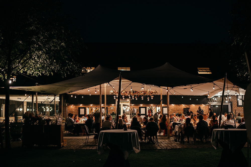 sfeerfoto van de feestlocatie bij avond-huwelijksfotografie-trouwreportage-byFotografils-IlseWagemakers-Fotograaf gevestigd in Essen