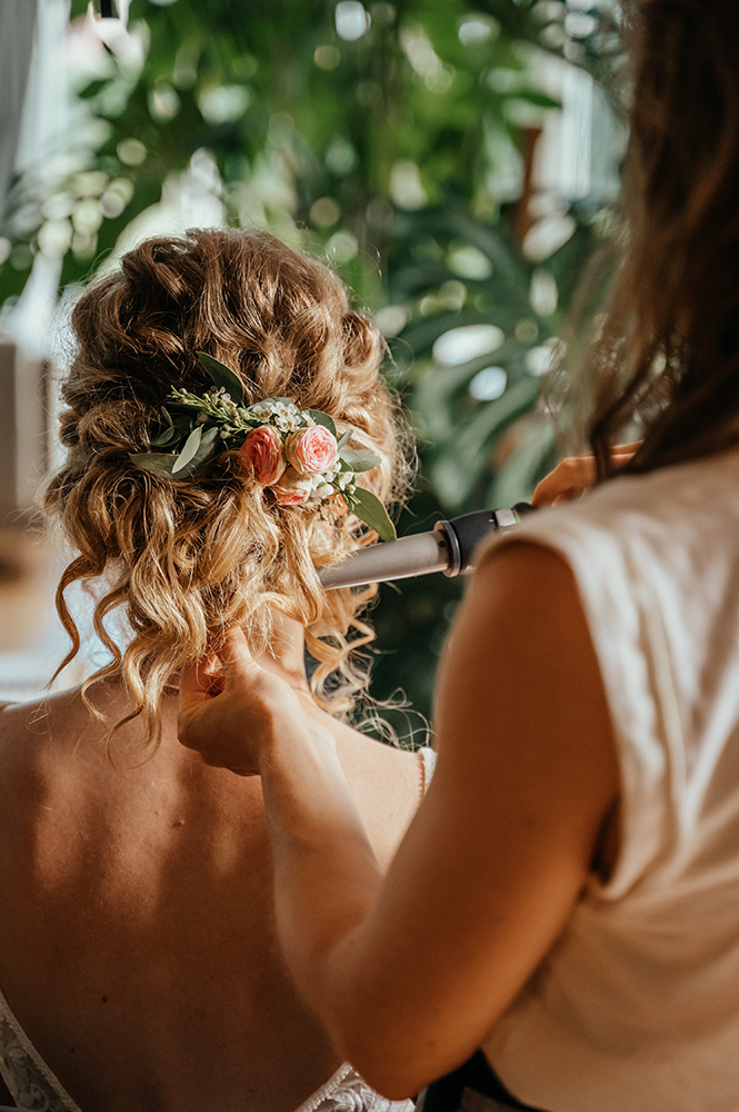 detailfoto van het krullen van het haar van de bruid-huwelijksfotografie-trouwreportage-byFotografils-IlseWagemakers-Fotograaf gevestigd in Essen