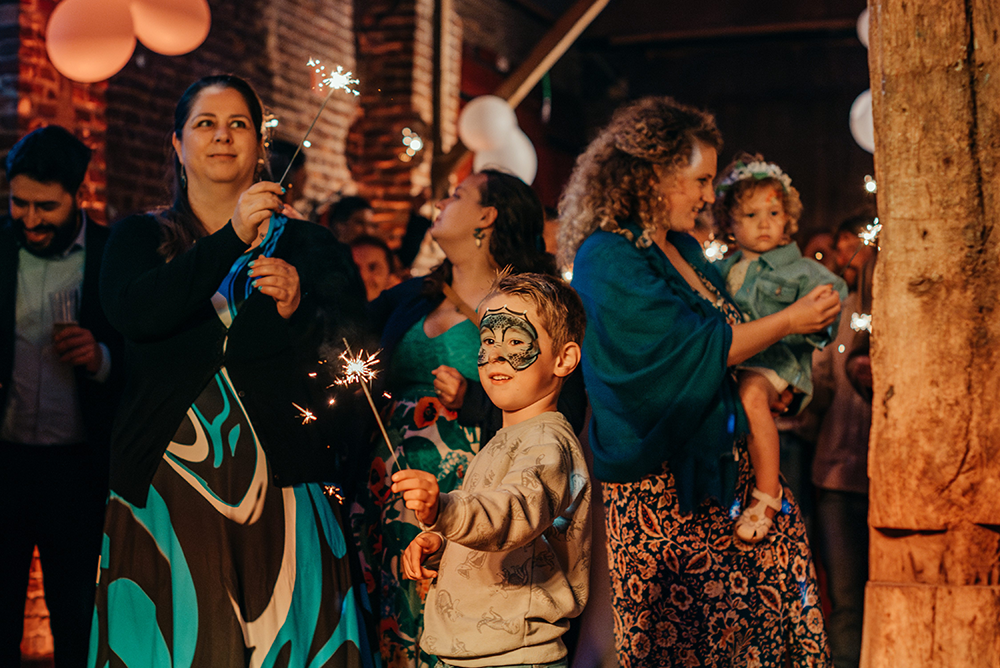 gasten op het trouwfeest met sterretjesvuurwerk-huwelijksfotografie-trouwreportage-byFotografils-IlseWagemakers-Fotograaf gevestigd in Essen