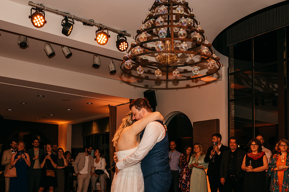 openingsdans van het huwelijkspaar terwijl de gasten toekijken-huwelijksfotografie-trouwreportage-byFotografils-IlseWagemakers-Fotograaf gevestigd in Essen