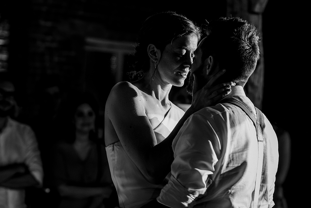 openingsdans huwelijk, bij weinig licht-huwelijksfotografie-trouwreportage-byFotografils-IlseWagemakers-Fotograaf gevestigd in Essen