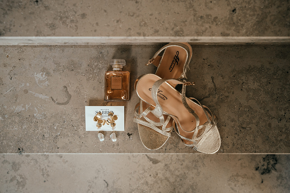 flat-lay van de juwelen, schoenen en reuk van de bruid-huwelijksfotografie-trouwreportage-byFotografils-IlseWagemakers-Fotograaf gevestigd in Essen