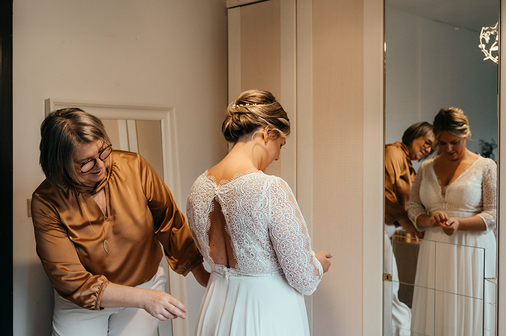 aankleden van de bruid-huwelijksfotografie-trouwreportage-byFotografils-IlseWagemakers-Fotograaf gevestigd in Essen