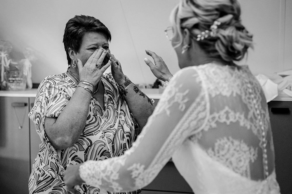 geëmotioneerde getuige wordt getroost door de bruid-huwelijksfotografie-trouwreportage-byFotografils-IlseWagemakers-Fotograaf gevestigd in Essen