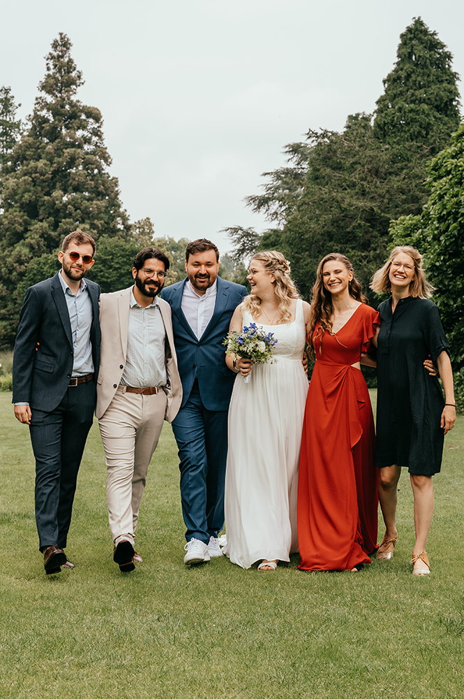 portret van het bruidspaar met hun getuigen-huwelijksfotografie-trouwreportage-byFotografils-IlseWagemakers-Fotograaf gevestigd in Essen