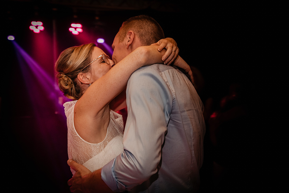 kussend trouwkoppel tijdens de openingsdans-huwelijksfotografie-trouwreportage-byFotografils-IlseWagemakers-Fotograaf gevestigd in Essen