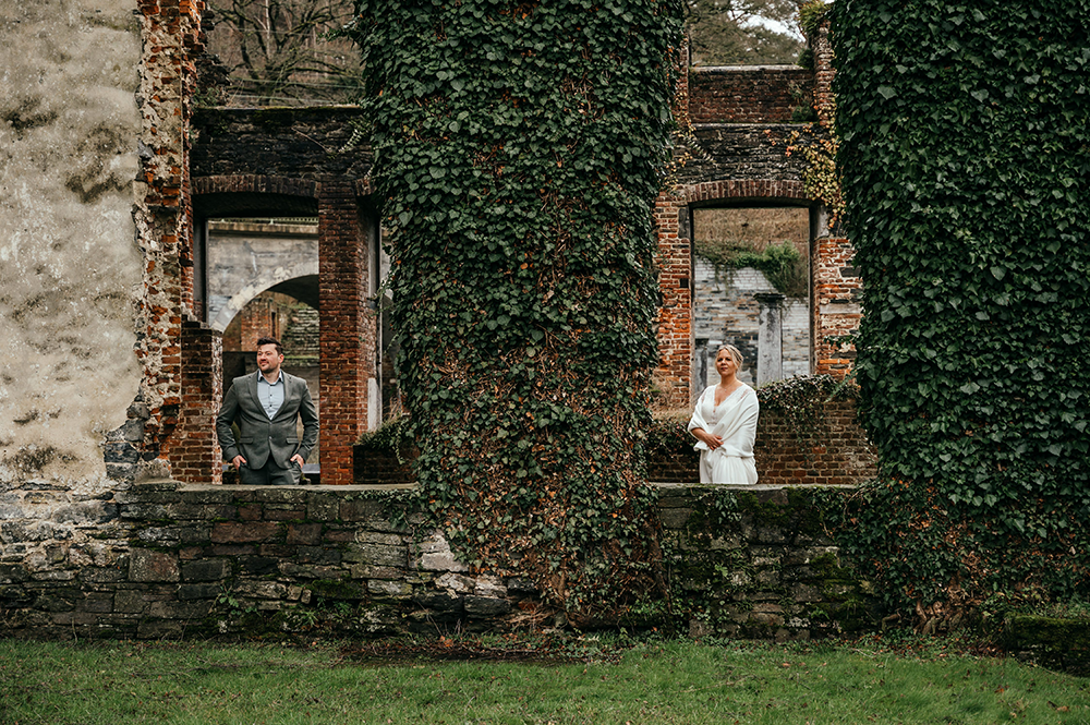 bruidspaar poseert aan de abdij van Villers-huwelijksfotografie-trouwreportage-byFotografils-IlseWagemakers-Fotograaf gevestigd in Essen
