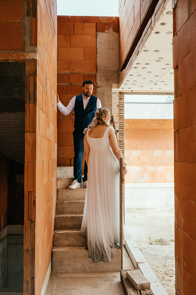 bruidspaar in hun huis in aanbouw-huwelijksfotografie-trouwreportage-byFotografils-IlseWagemakers-Fotograaf gevestigd in Essen