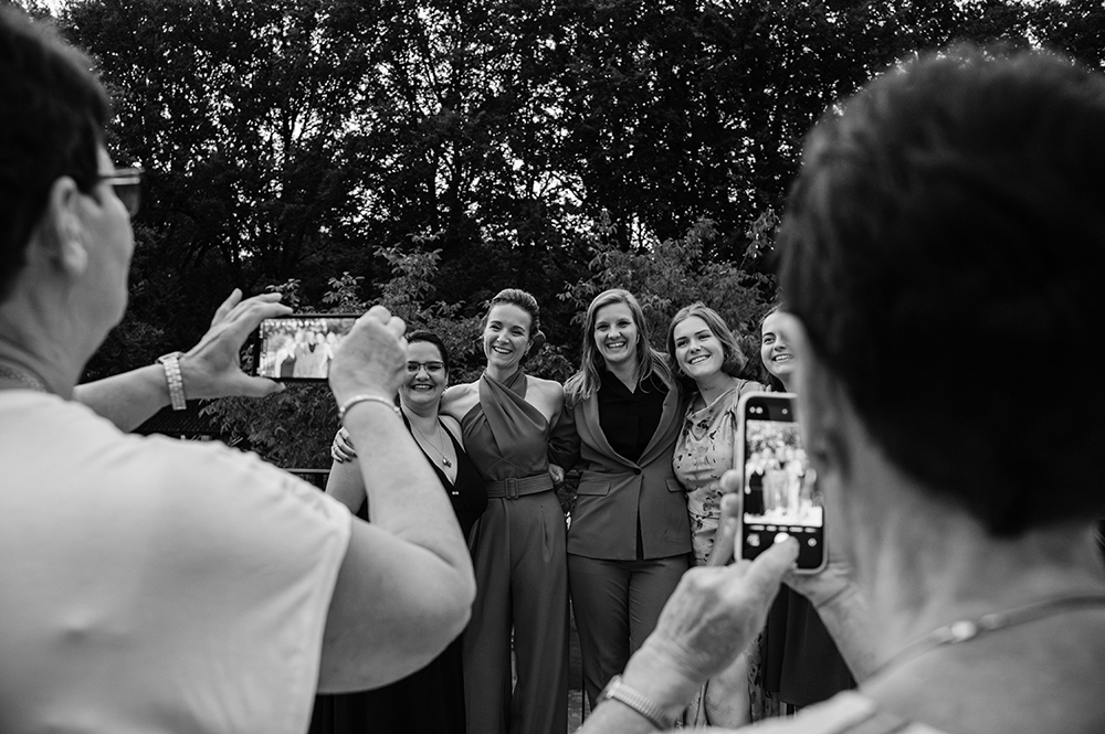 bruid en bruidegom wandelen samen bij het laatste daglicht-huwelijksfotografie-trouwreportage-byFotografils-IlseWagemakers-Fotograaf gevestigd in Essen
