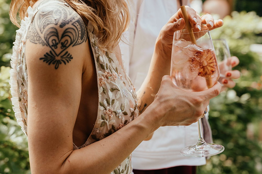 close-up van cocktail-huwelijksfotografie-trouwreportage-byFotografils-IlseWagemakers-Fotograaf gevestigd in Essen