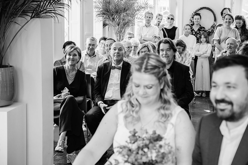 gasten tijdens de burgerlijke plechtigheid-huwelijksfotografie-trouwreportage-byFotografils-IlseWagemakers-Fotograaf gevestigd in Essen