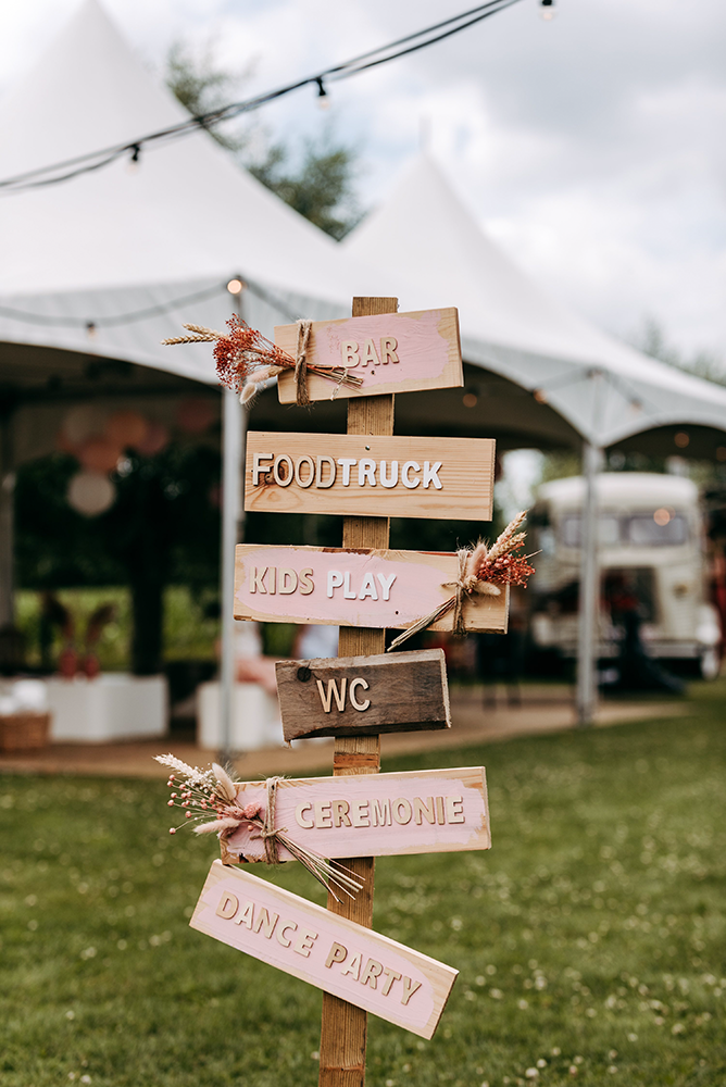 wegwijzer op een feestlocatie-huwelijksfotografie-trouwreportage-byFotografils-IlseWagemakers-Fotograaf gevestigd in Essen