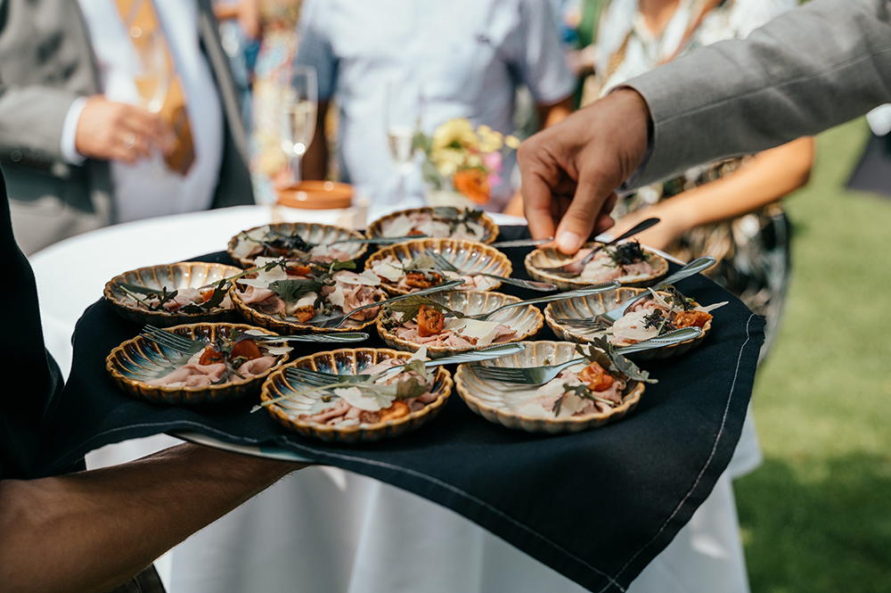 close-up van hapjes op huwelijksreceptie; vitello tonnato-huwelijksfotografie-trouwreportage-byFotografils-IlseWagemakers-Fotograaf gevestigd in Essen