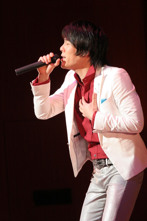「美しき日々」のOSTを歌うZeroさん。
