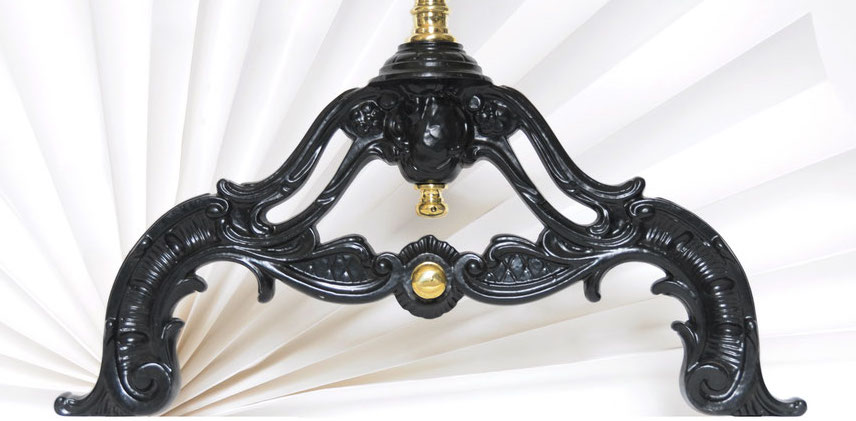 Piètement en fonte d'aluminium peint en noir satin du portant pour vêtements en laiton doré de style Napoléon III