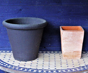 Links ein Topf von Domani, rechts ein von Jane Norbury. Beide Töpfe sind aus Terracotta