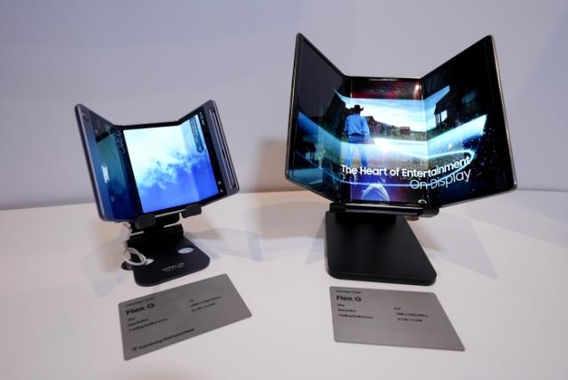 サムスンディスプレイがCES 2022で公開したトリプルフォールド型スマートフォンディスプレイの試作品。写真：サムスンディスプレイ