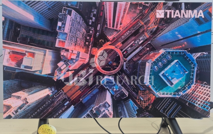 ICDT 2026で公開された27インチシームレスタイリングマイクロLEDディスプレイ。1,500nits以上の明るさと20μm未満のタイリングギャップを実現し、商用ディスプレイ市場での競争力を立証した。(出典：UBIリサーチ)