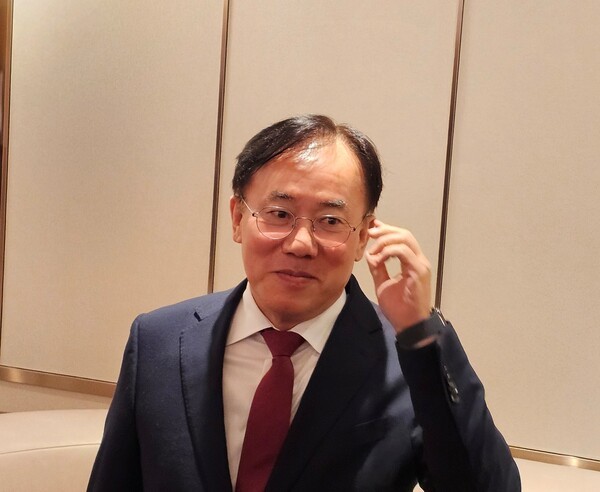 LGディスプレイの鄭哲東社長が、韓国ディスプレイ産業協会定期総会の前に行われたスタンディングインタビューで記者の質問に答えている（写真：The Elec）