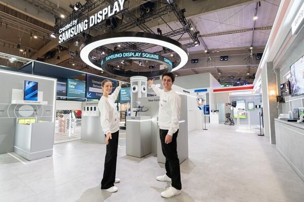 （写真）サムスンディスプレイがMWC26でAI時代に対応した有機EL技術を紹介している様子（写真＝サムスンディスプレイ）