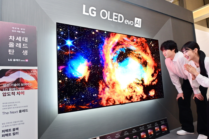 LG電子の担当者は、有機ELはコントラスト、応答速度、明るさ、色再現のすべての面でLCDを上回るとした上で、マイクロRGB技術は色再現において有機ELに匹敵するレベルまで到達したプレミアムLCD技術であると説明している。