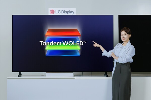 写真：LGディスプレイ「新型OLED TVパネル」（提供：LGディスプレイ）