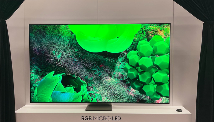 写真：サムスン電子がCES 2025で企業向けに公開した98インチRGBマイクロLEDテレビ試作品（出典：マイクロOLEDインフォ）