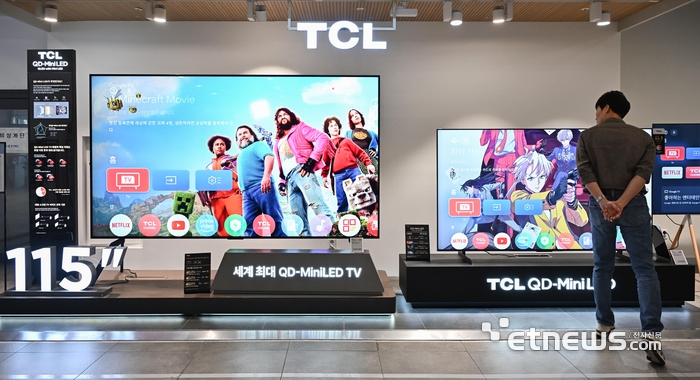 韓国内の家電市場では、中国製家電の大規模流入に向けた動きが本格化している。低価格を武器に市場を攻略してきたテレビに続き、洗濯機、冷蔵庫、さらには食器洗い機まで、今年下半期の韓国市場攻略を控えている。ソウル市内の家電量販店で、消費者がTCLテレビを見ている。