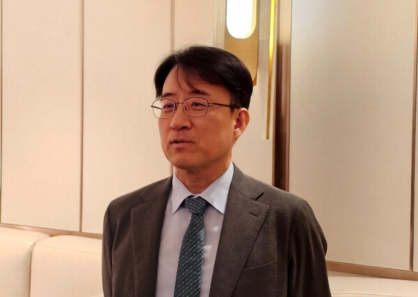サムスンディスプレイの李青社長が、韓国ディスプレイ産業協会定期総会の前に行われたスタンディングインタビューで発言している様子。（写真：The Elec）