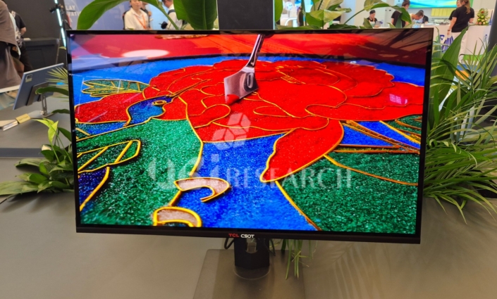 TCL CSOTのIJP方式OLEDモニターパネル展示（出典：TCL CSOT）
