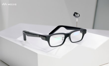 Raysolveの単一チップフルカラーMicro-LEDを採用したMeta-Boundsの38g超軽量AI＋ARグラス。世界最軽量クラスのフルカラーフル機能ARグラスとして発表された。（出典：Meta-Bounds）