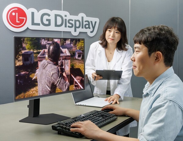 LGディスプレイの社員がゲーミングモニターのリフレッシュレートとゲームパフォーマンスの相関関係を検証する実験を行っている（写真＝LGディスプレイ）