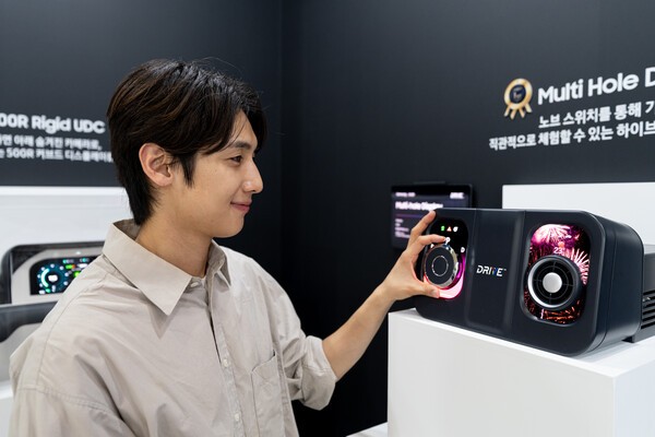 直径80mmの大型ホールを実現したマルチホールディスプレイ（写真：サムスンディスプレイ）