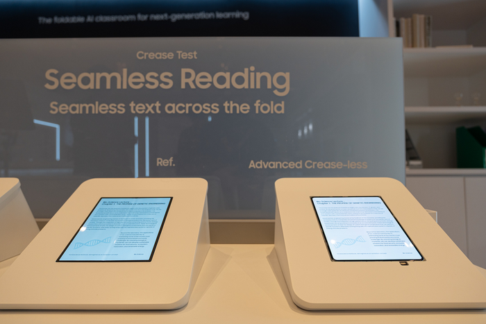 サムスンディスプレイがCES 2026で公開した次世代フォルダブルパネル（右）と従来型フォルダブルパネルの比較（写真：サムスンディスプレイ）