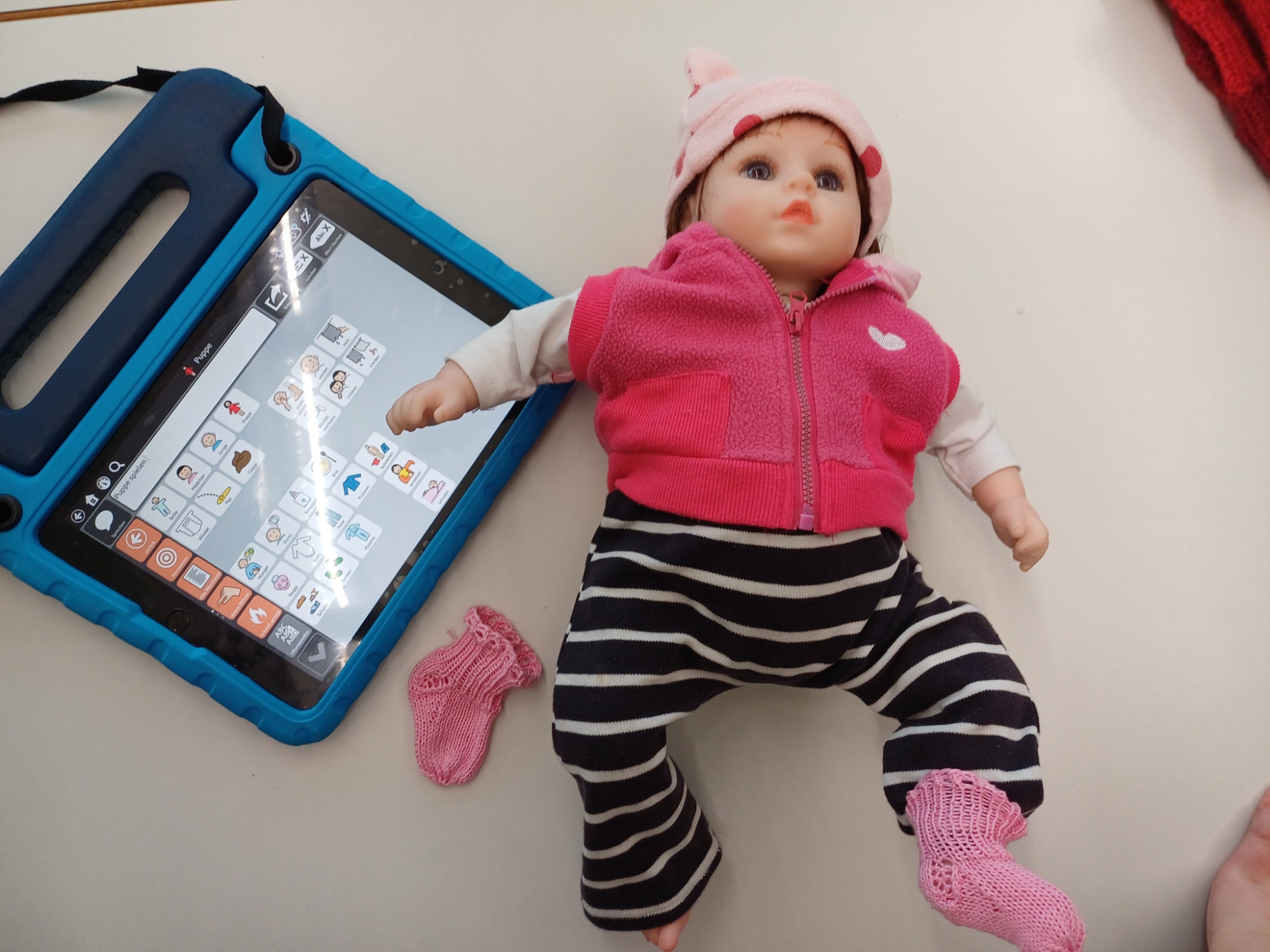 Spielen und Kommunikation mit der Puppe