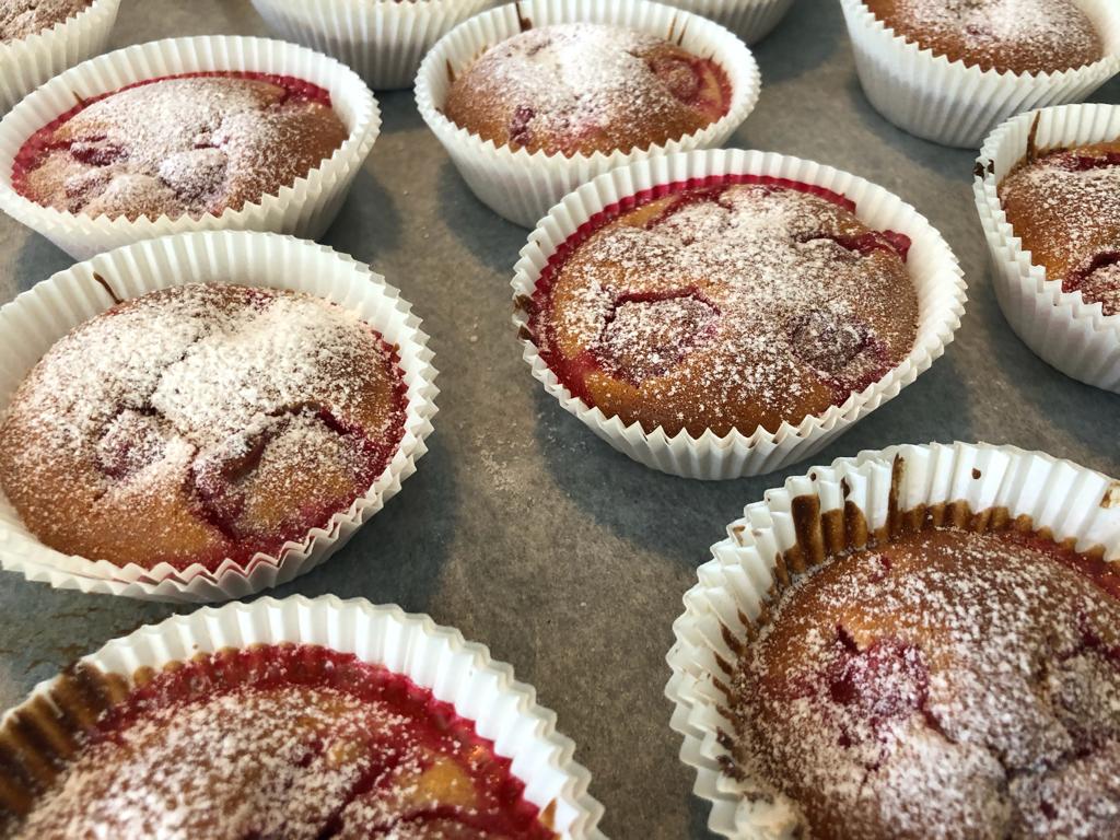 Wenn die Muffins fertig sind, kannst du sie mit etwas Puder -Zucker bestreuen, wenn du magst.