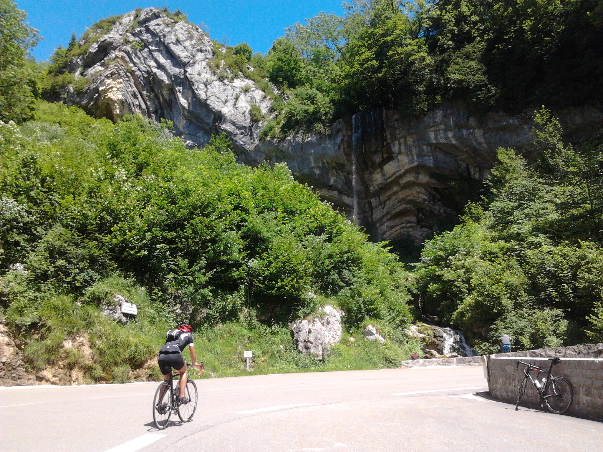 Col du Septmoncel met onderweg rotsformatie Chapeau du Gendarme (Jura)