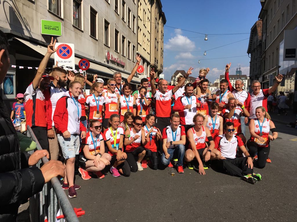 Basl Running Club, obligatorisches Teamfoto beim Basel Ekiden Marathon am 24.09.17 (Foto: Thomas Gerber)